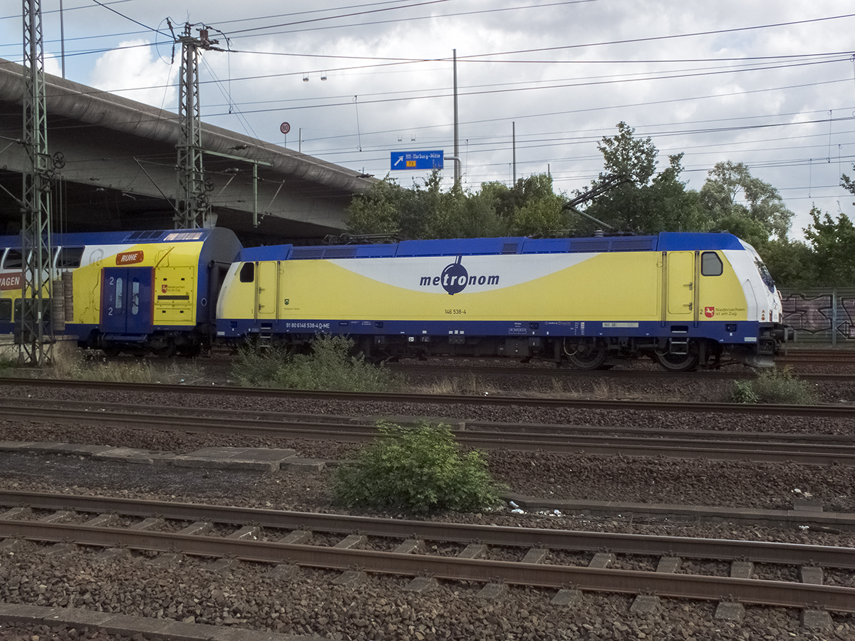 146 538 fährt am 11.08.14 mit einem Metronom in Hamburg-Harburg ein.