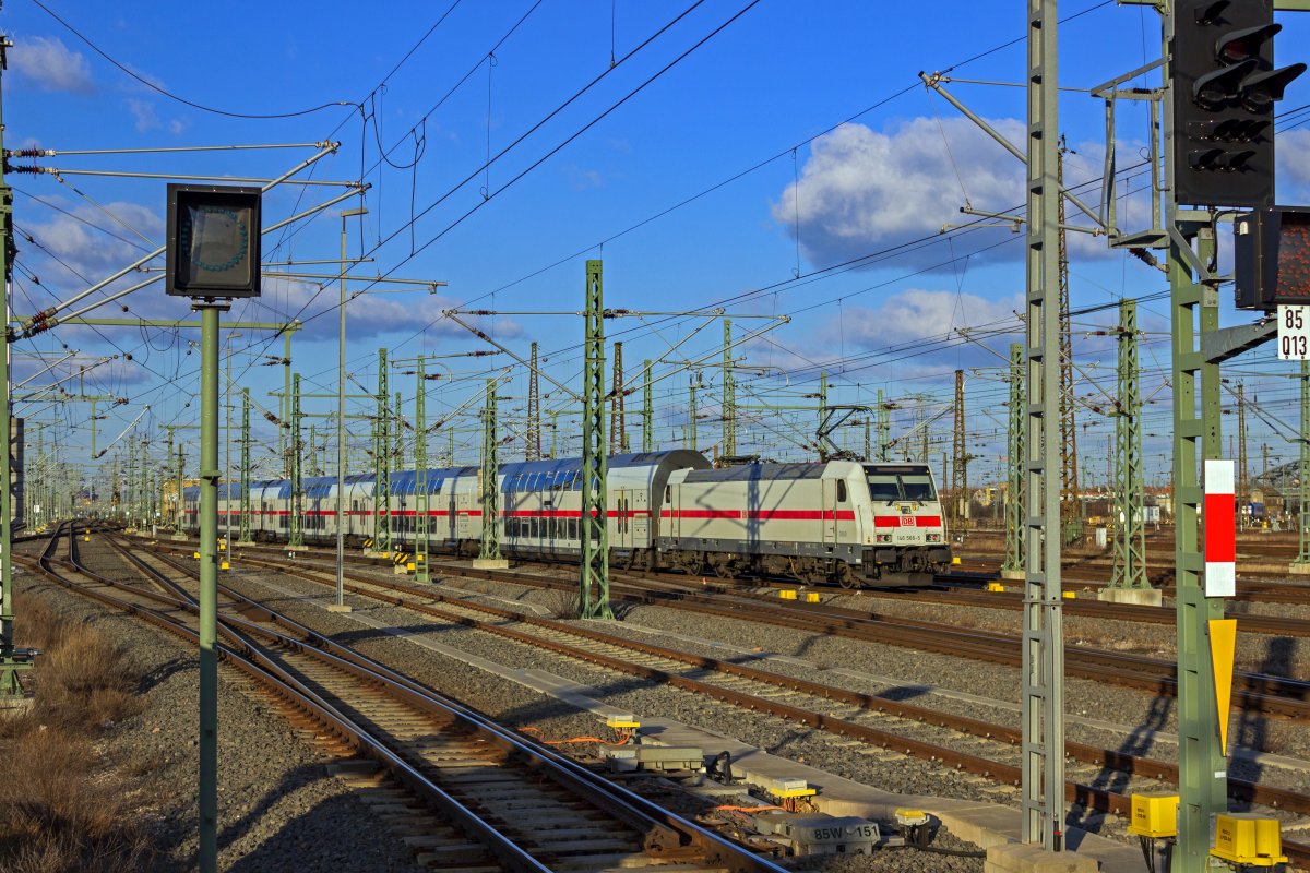 146 566 schiebt am 07.03.22 einen DOSTO-IC durch das Gleisvorfeld des Leipziger Hauptbahnhofs.