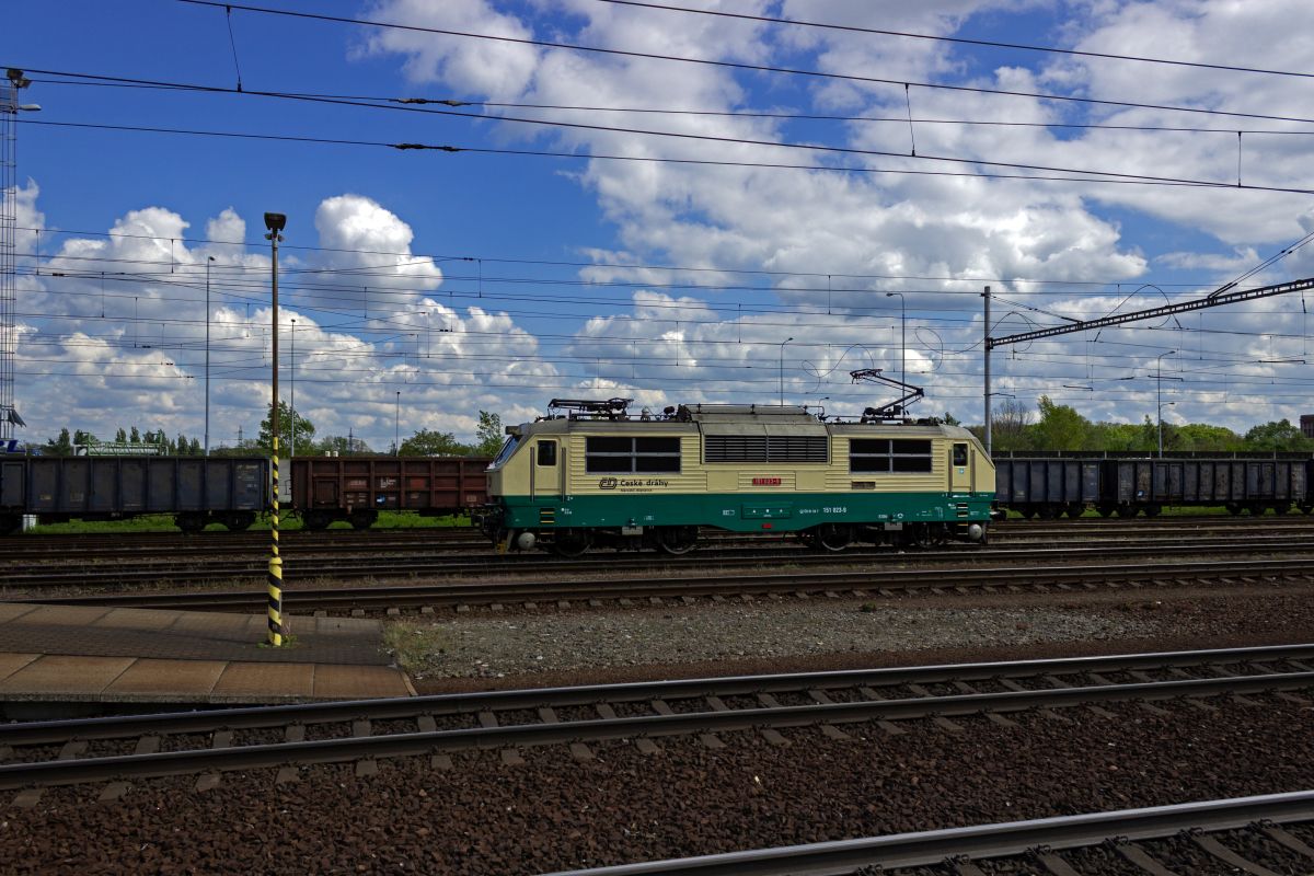 151 023 ist �ber die Weichen im Gleisvorfeld von Ostrava-Svinov vorgezogen und auf ein freies Gleis geleitet worden, und umf�hrt jetzt ihre kurze Wagengarnitur, bevor der Zug f�r die R�ckfahrt nach �ilina abgestellt wird. Die Retro-Lackierung in gr�n und beige wird von tschechischen Eisenbahnfans  ban�n  genannt.