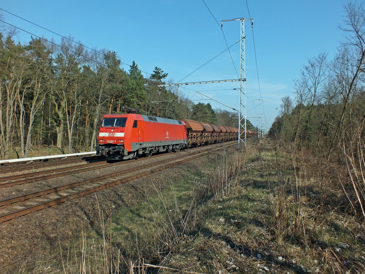 152 008 fhrt hier am 30.3.14 bei Berlin-Friedrichshagen in Richtung Berlin. Der Zug ist brigens mitnichten ein Ganzzug, ganz hinten gibt es noch ein paar andere Wagengruppen.