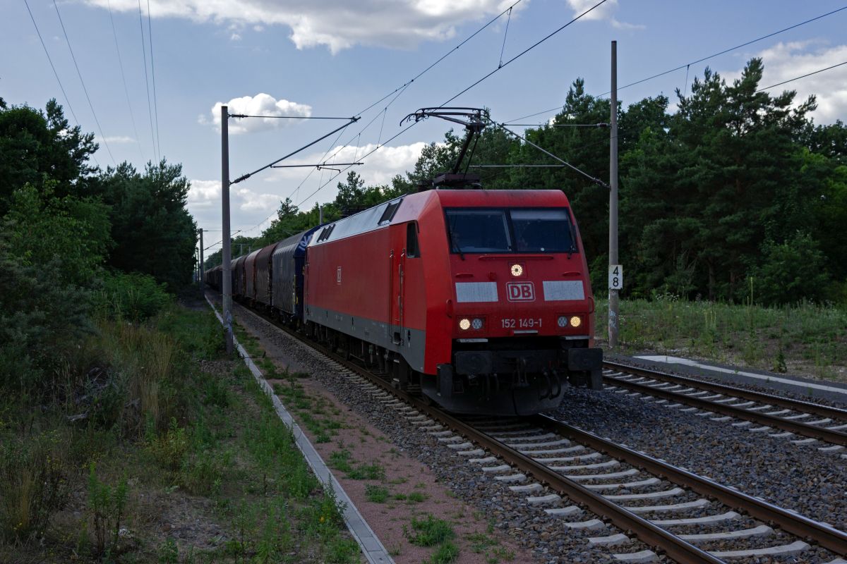 152 149 durchf�hrt am 19.07.25 den idyllisch im Wald gelegenen Bahnhof Potsdam-Pirschheide.