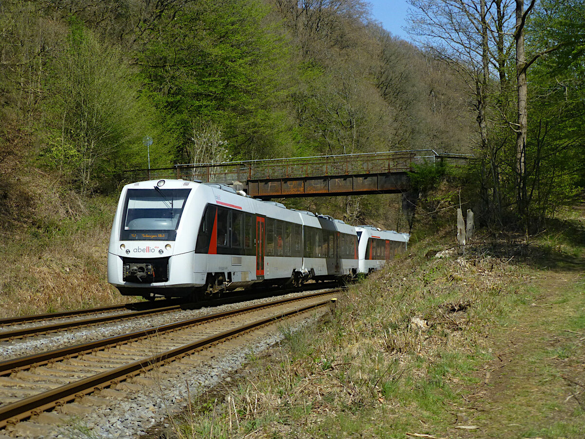 16. April 2020: VT 12 12 02 und Partner, auf dem Weg nach Wuppertal-Ronsdorf und schließlich Solingen Hbf, durchqueren eine namenlose Brücke im Blombachtal.