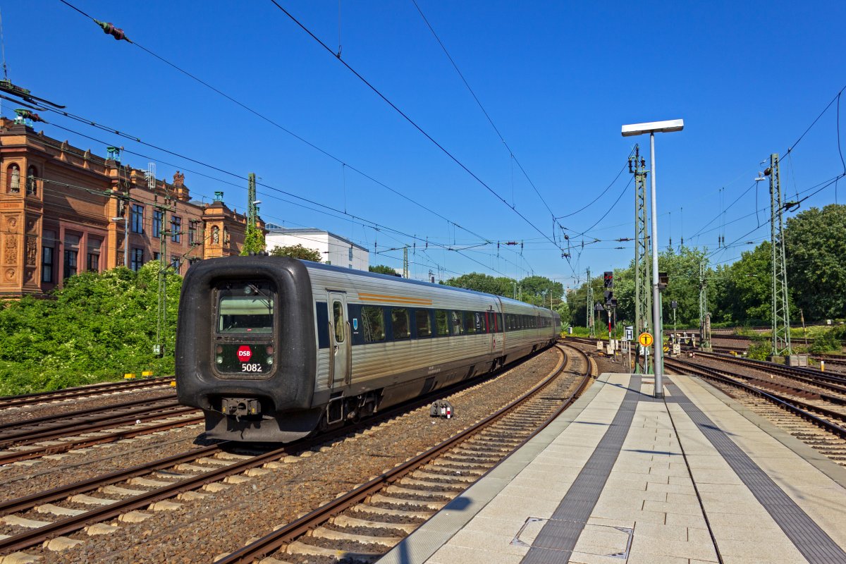 17 der insgesamt 96 MF-Triebwagen der DSB verfügen über eine PZB-Ausrüstung und kommen auf den EC-Verbindungen von Hamburg nach Dänemark zum Einsatz, wobei sie lange Zeit auf der Strecke zwischen Hamburg und Kopenhagen über Fehmarn von ICE-TD der DB unterstützt wurden. Die Triebzüge 5078 und 5082 waren am 06.08.2020 als EC 386 für die Fahrt nach Aarhus eingeteilt.