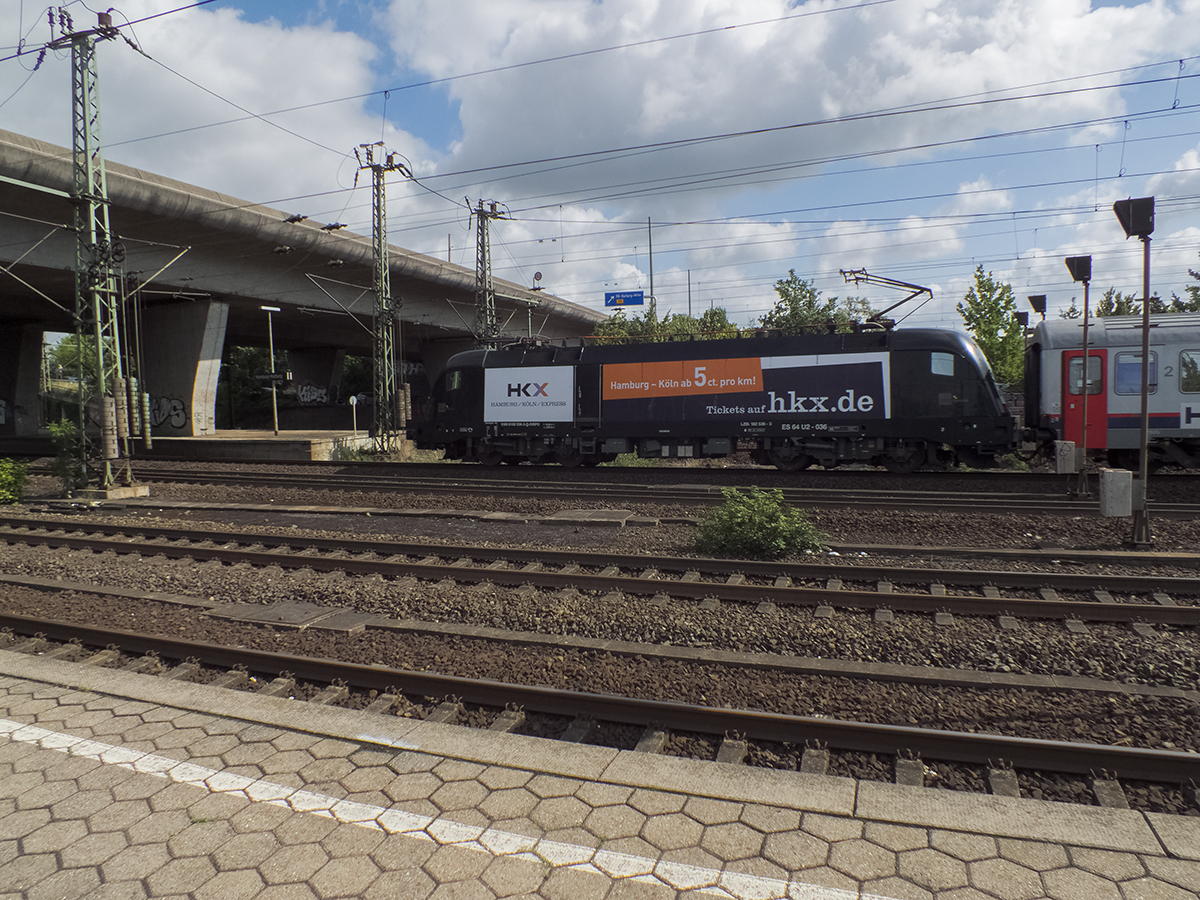 182 536 erreicht am 11.08.14 mit dem morgendlichen HKX aus Köln Hamburg-Harburg. Die Wagengarnitur, die bis Altona durchfährt, wird schon etwa eine Stunde später mit dem Gegenzug erneut in Harburg auftauchen. Dann allerdings mit einer anderen Lok.
