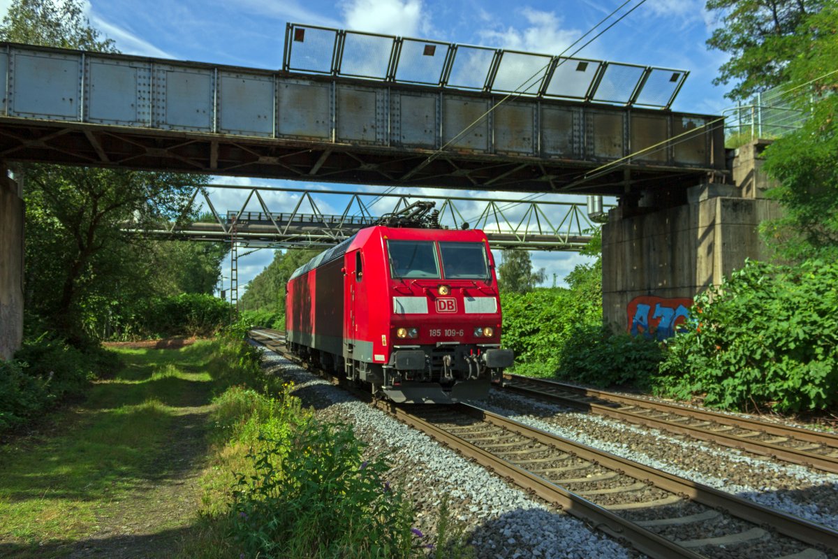 185 109 unterquert am 18.08.2020 die stillgelegte Verbindungsstrecke von der Kokerei Prosper zum Hafen am Rhein-Herne-Kanal.