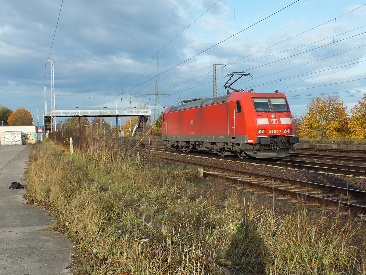 185 180 durchfhrt am 22.10.13 den Bahnhof Saarmund am Berliner Auenring.