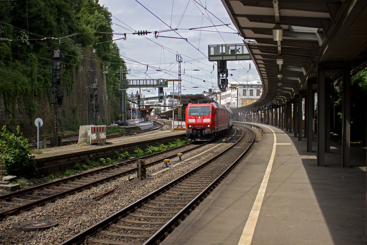 185 200 durchfhrt mit einem Gterzug, bei dem an erster Stelle - kaum erkennbar - ein Militrzugbegleitwagen eingereiht ist, den Wuppertaler Hauptbahnhof.