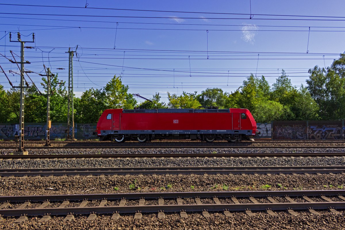 185 331 sieht auf den ersten Blick aus wie eine ganz normale DB-Lok der Baureihe 185. Erst der Blick auf die NVR-Nummer verrt, dass die Lok der in Dnemark angesiedelten Skandinavien-Tochter von DB Cargo gehrt (91 86 0185 331-3 DK-DBSCS).