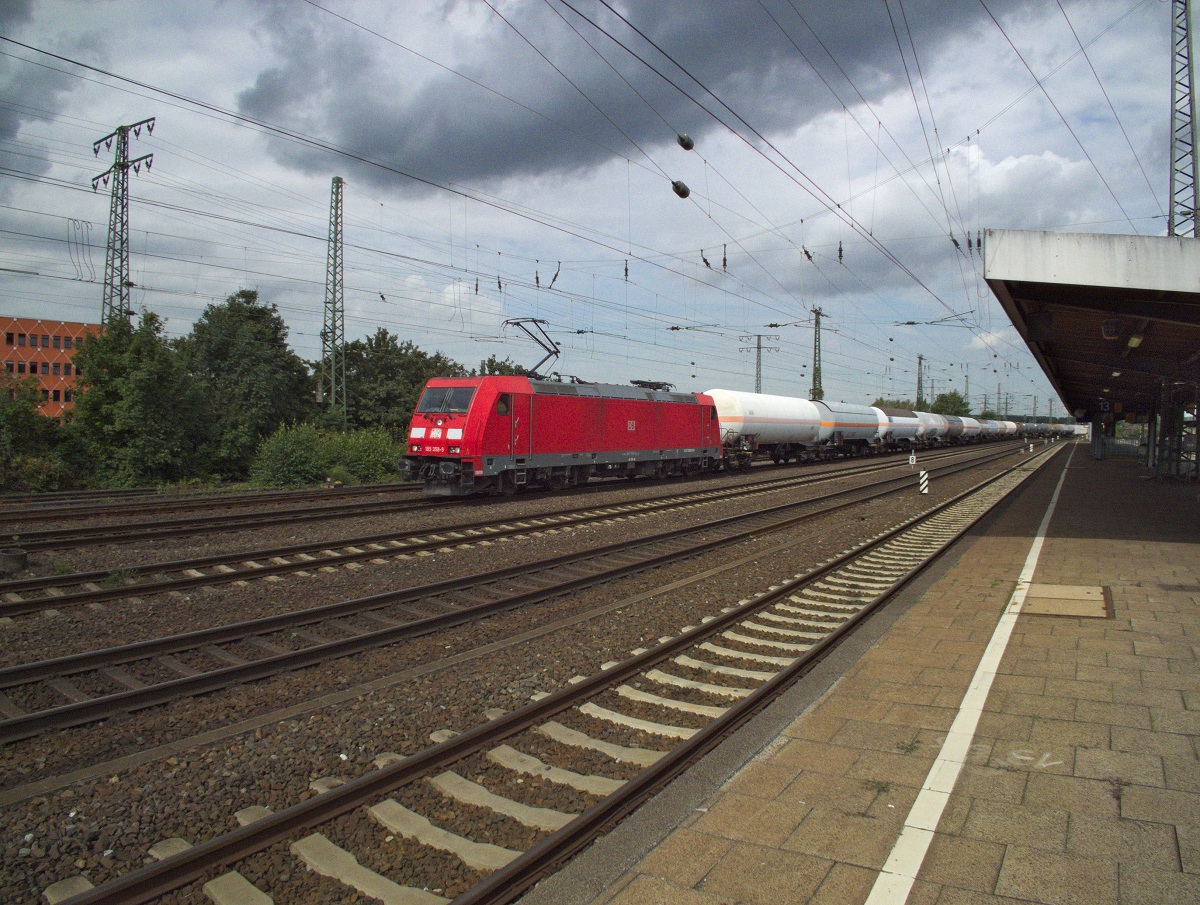 185 358 durchfhrt am 22.08.14 mit einem Kesselwagenganzzug den Bahnhof Hamm.