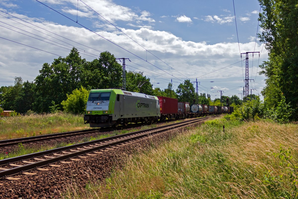 185 562 von Captrain ist am 13.06.22 mit einem Containerzug in der Berliner Wuhlheide unterwegs.