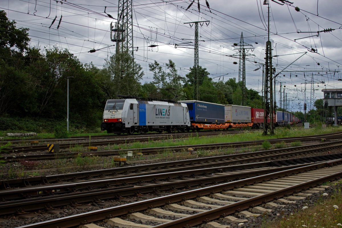 186 450 ist am 31.07.23 mit einem Trailerwagenzug in Gremberg unterwegs.