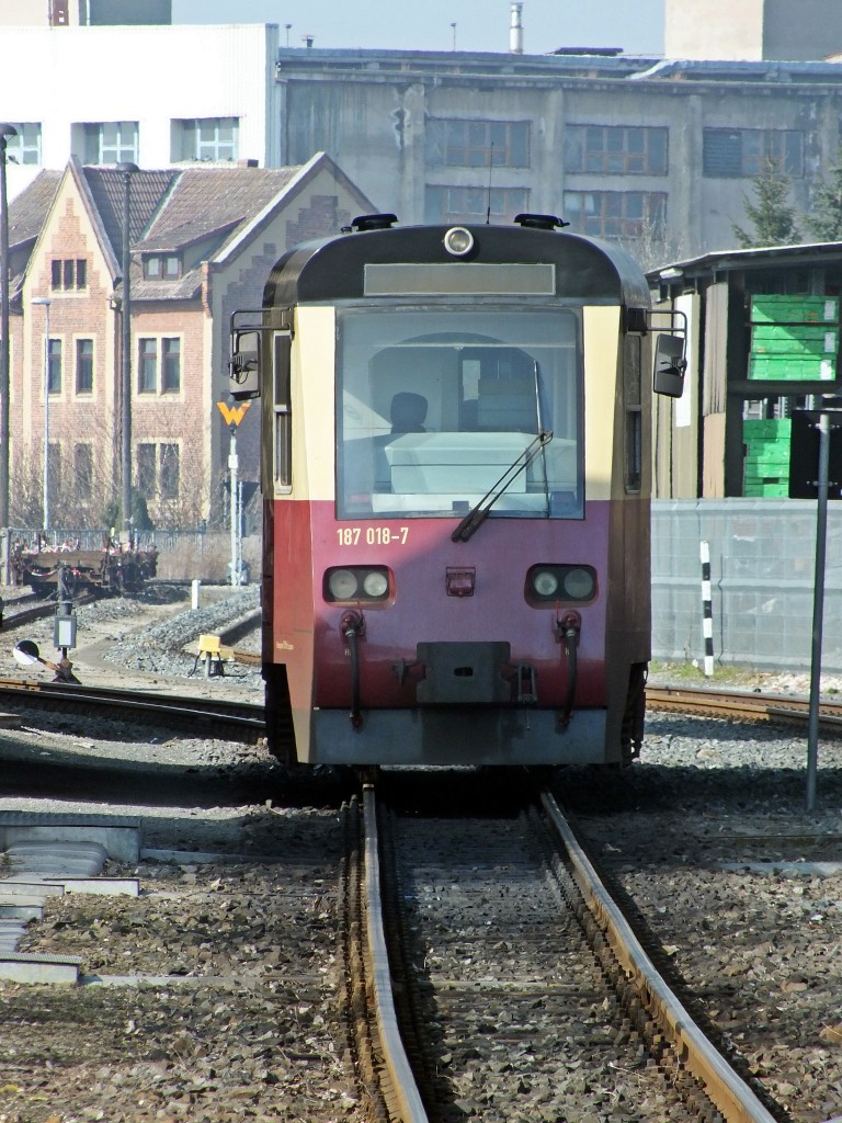 187 018 der HSB wird im Vorortverkehr von Nordhausen im Wechsel mit Combino Duos eingesetzt. Am Vormittag des 11.3.14 machte er gerade an einem schattigen Pltzchen im Schmalspurbahnhof Pause.
