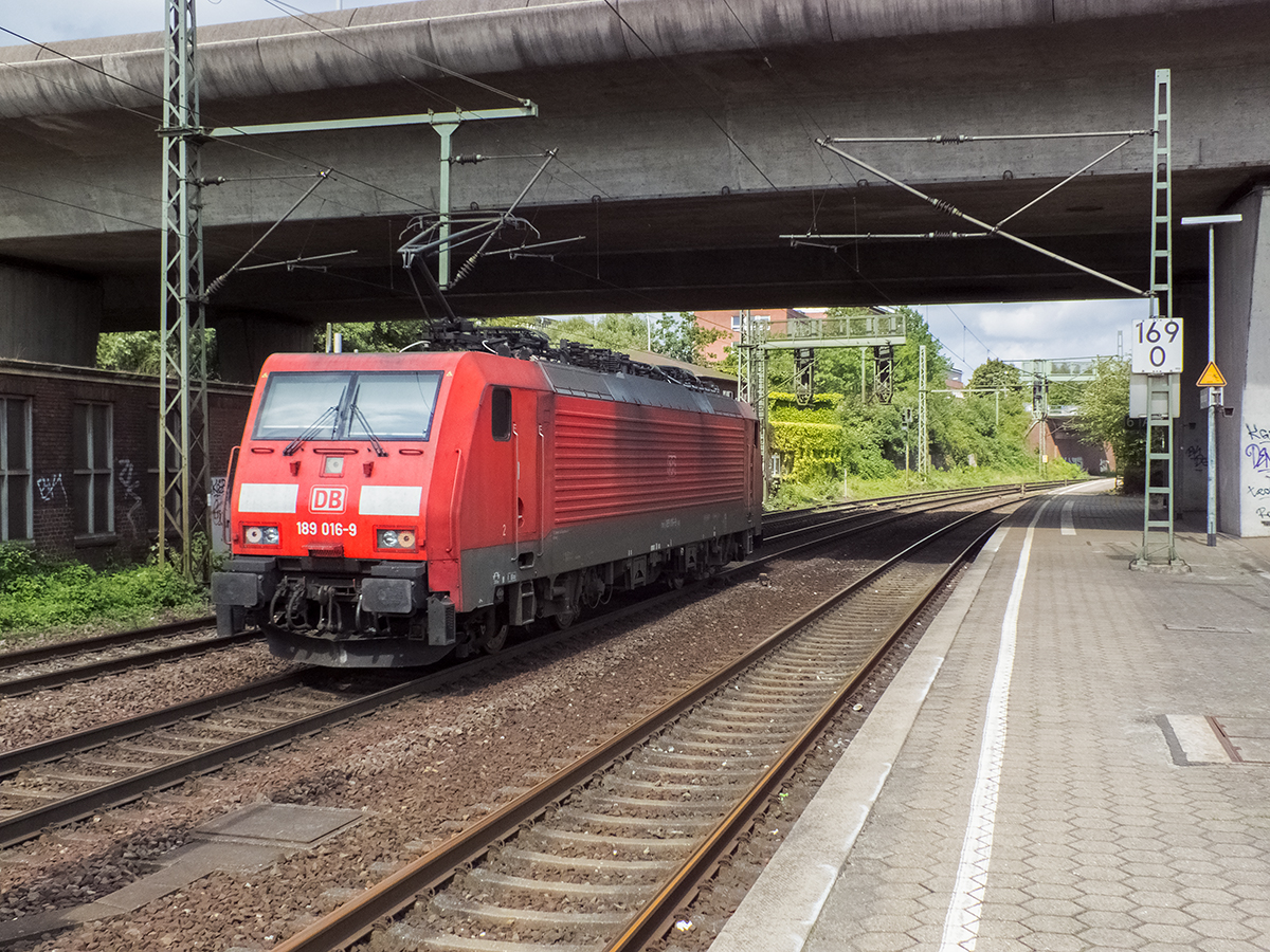 189 016 kam als Lz vermutlich aus Maschen, um im Hamburger Hafen einen Güterzug zu übernehmen.