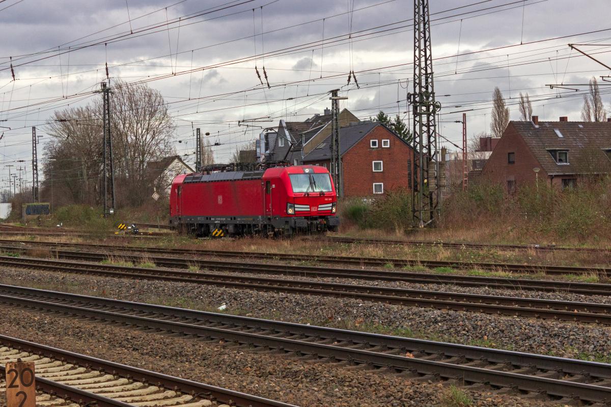 193 325 nutzt ein Gleis in der Ausfahrt des Bahnhofes Osterfeld als Ausziehgleis und fuhr Augenblicke spter wieder in den Gterbahnhof zurck.