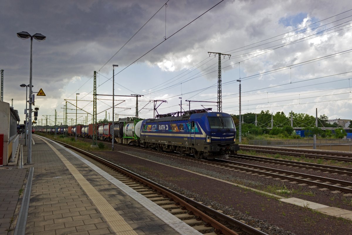 193 793 von RTB Cargo durchfhrt am 21.07.2022 mit einem KV-Zug den Magdeburger Hauptbahnhof.