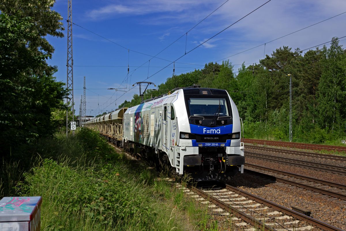 2159 251 von hhpi durchfhrt am 21.05.25 mit einem Ganzzug Selbstentladewagen den Bahnhof Ludwigsfelde in Richtung Sden.