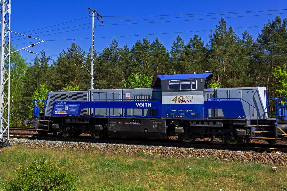 265 499 war im Jahr 2011 die erste Lok der Bauart Voith Gravita 15L BB und ist bis heute im blau/silbernen Lack aus der Zeit als Voith-Vorfhrlok unterwegs. Die Lok befindet sich allerdings seit Jahren nicht mehr im Besitz des Herstellers, sondern wird von northrail vermietet. Am 08.05.23 lief die Lok am Zugschluss eines mit Schotter beladenen Gterzugs mit.