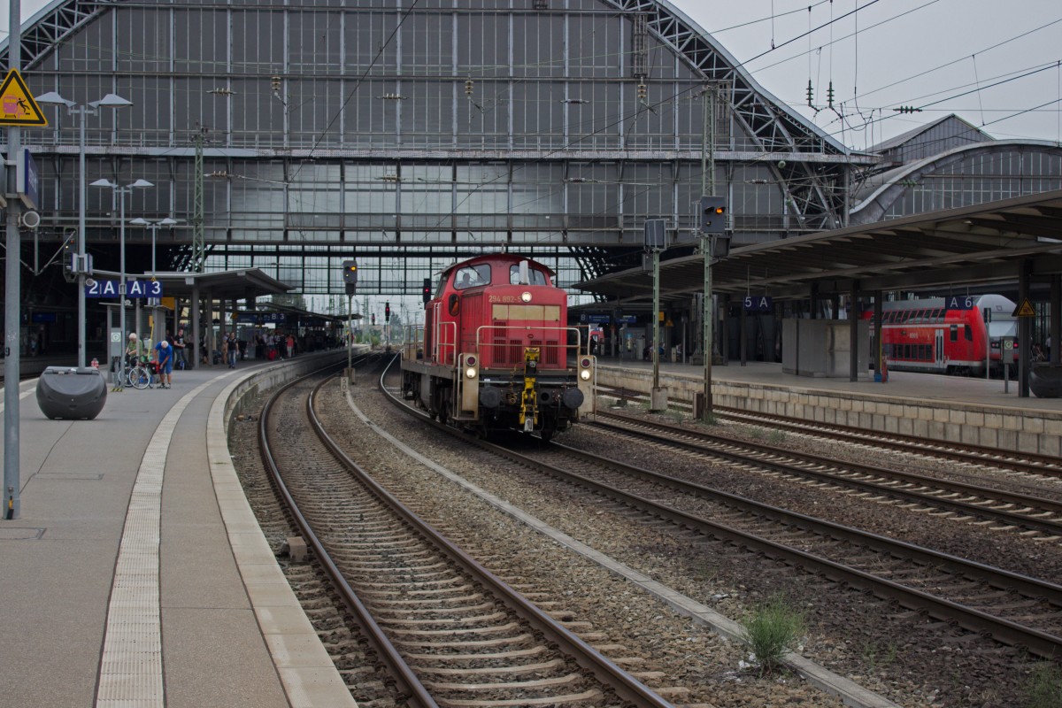 294 892, die kurz darauf noch zwei Mal an mir vorbeifahren sollte, durchfährt alleine den Bremer Hauptbahnhof.