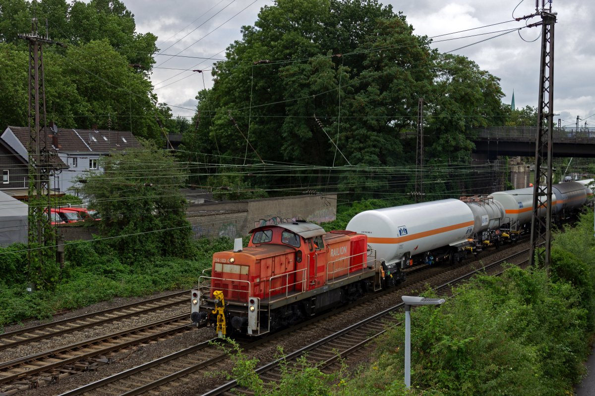 294 903 verlsst mit einigen Kesselwagen Oberhausen-Osterfeld in Richtung Duisburg.