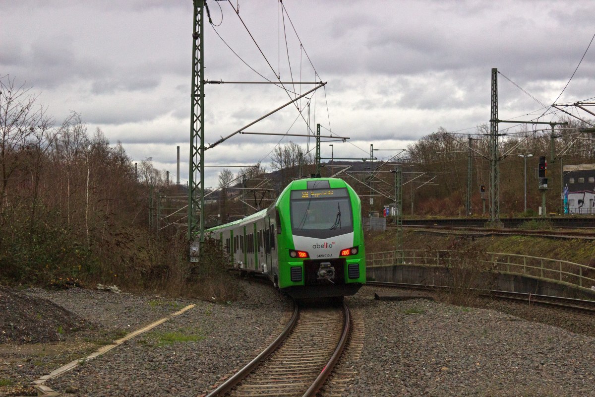 3429 010 fhrt in den im Zuge der Einrichtung der S9 Anfang der 2000er-Jahre gebauten Tunnel zur Unterquerung der Fernbahngleise zwischen Vohwinkel und Sonnborn ein.