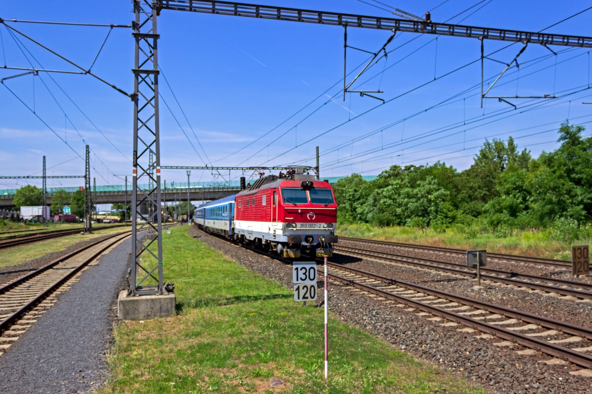 350 002 der slowakischen Staatsbahn SSK hat am 25.06.2019 die Aufgabe den EC 279 von Prag nach Budapest zu befrdern. Hier bei der Durchfahrt in Praha-Běchovice.