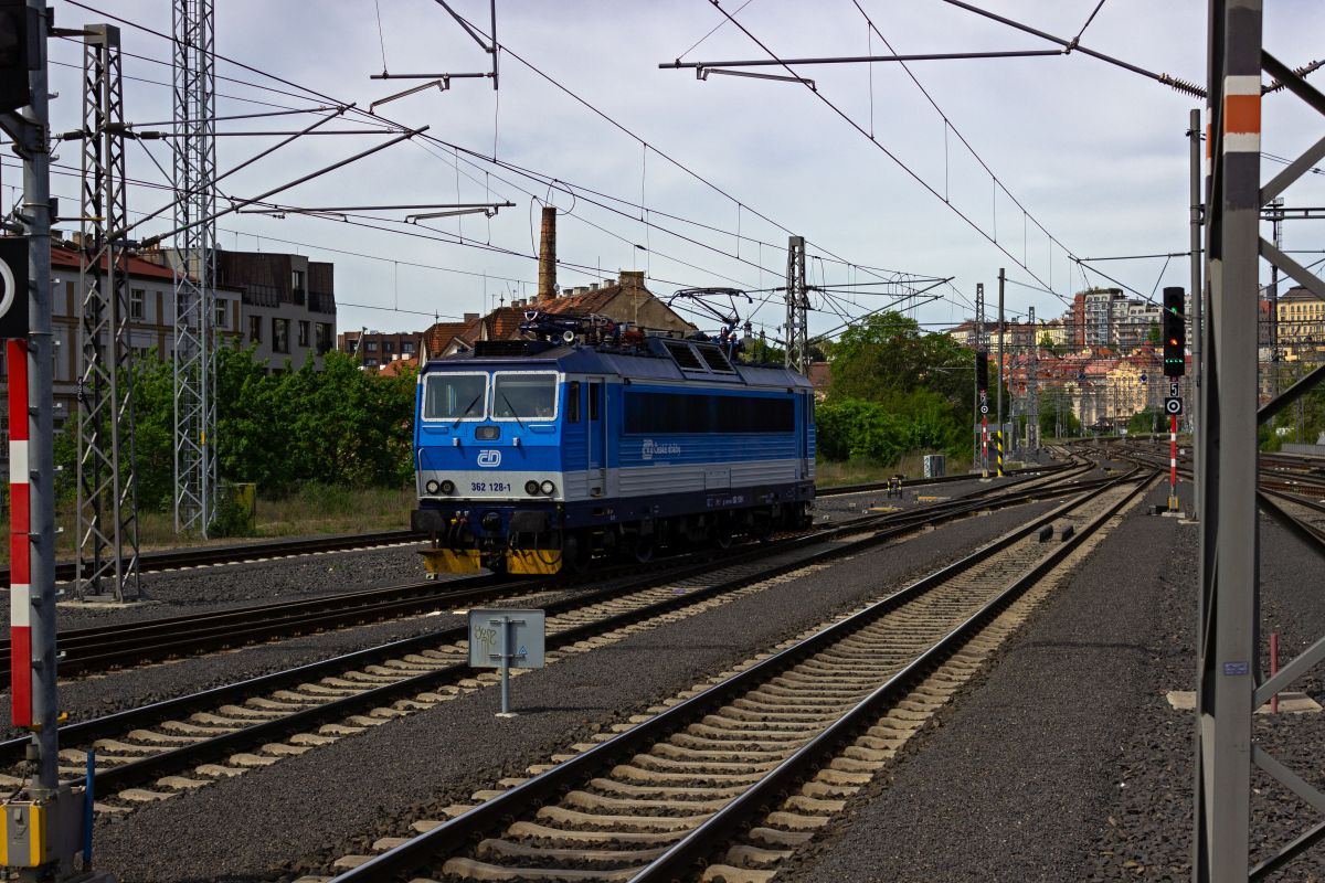 362 128 ist am 28.04.24 als Rangierfahrt im Bahnhof Praha-Vršovice unterwegs.