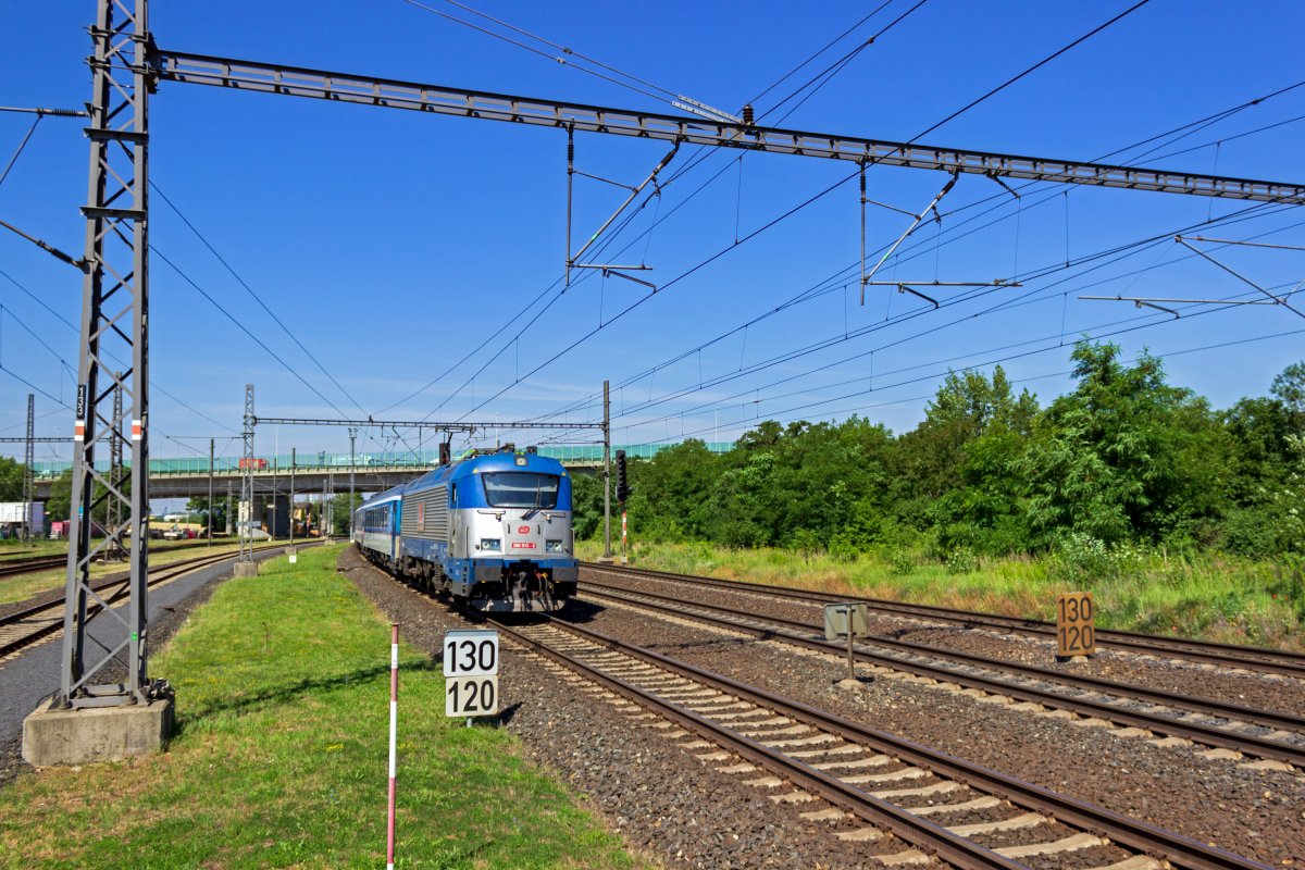 380 012 durchfhrt am 25.06.2019 mit einem Schnellzug den Bahnhof Praha-Běchovice.