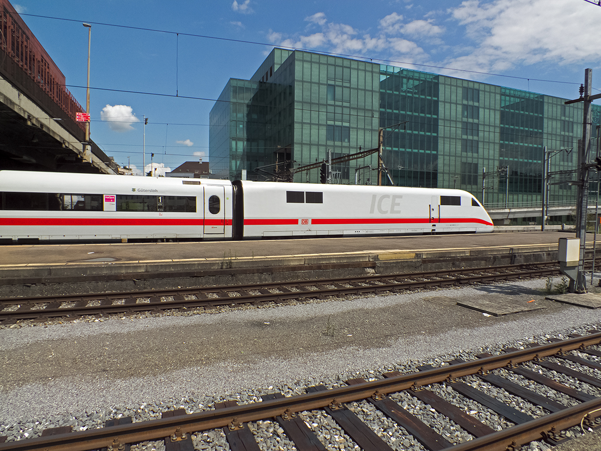 401 058 fährt als ICE aus Berlin in Basel ein. Der Triebkopf verfügt über nur einen Stromabnehmer und ist somit für Fahrten in die Schweiz nicht geeignet, allerdings ist die Strecke bis Basel SBB mit PZB ausgerüstet und mit DB-Stromabnehmer befahrbar.
