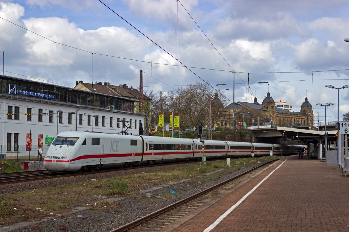 401 059 fhrt am 03.04.2021 in den Wuppertaler Hauptbahnhof ein.