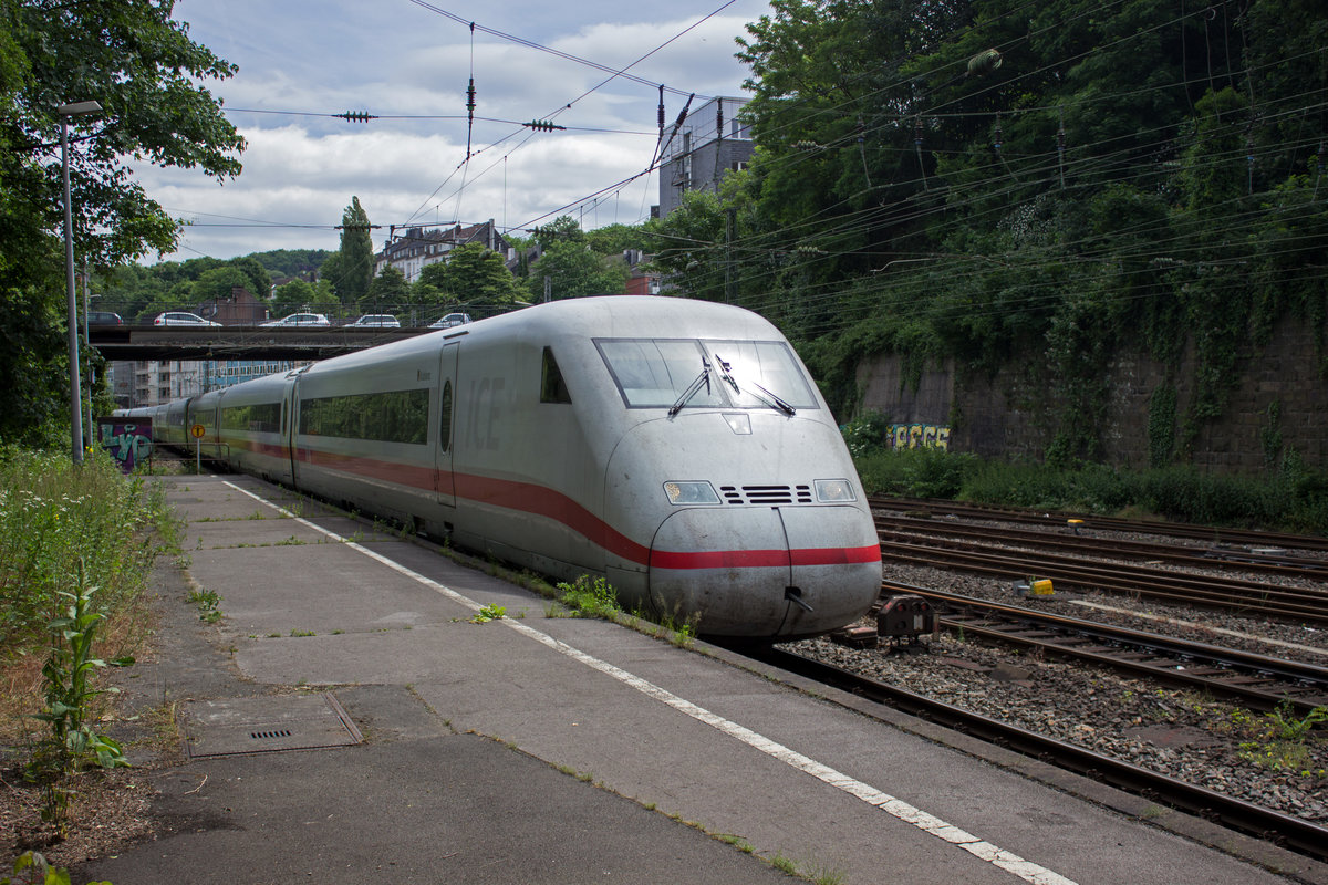 402 044 hat von Berlin kommend sein Ziel Kln bald erreicht. Zuvor wird allerdings noch ein Zwischenstop in Wuppertal eingelegt.