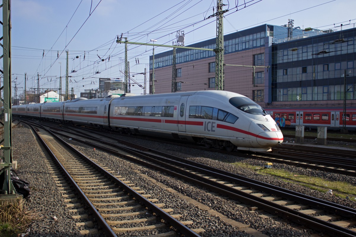 403 037 fährt an der Spitze einer ICE3-Doppeltraktion in Dortmund ein.