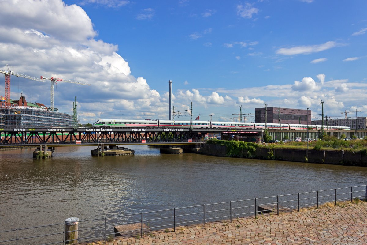411 080 erreicht am 04.08.2020 die Oberhafenbrcke in Hamburg und durchquert damit das neu erschlossene Quartier HafenCity.