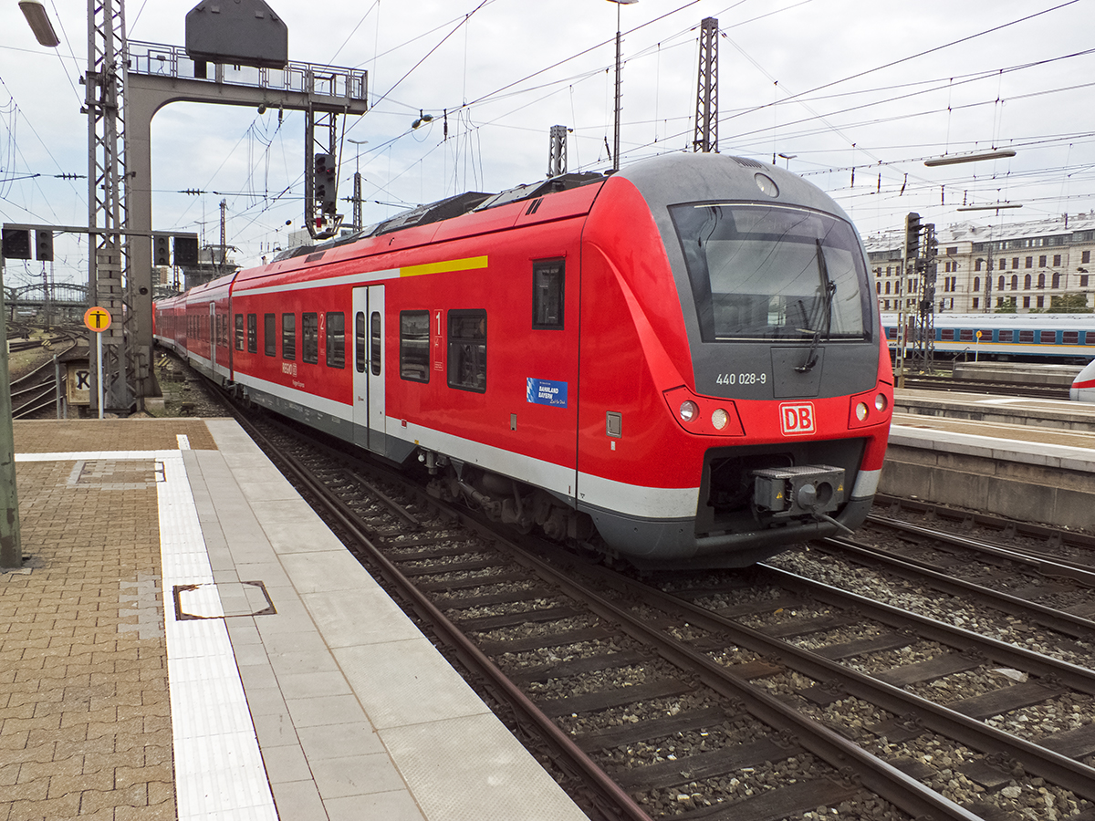 440 028 und 029 fahren am 07.08.14 als RegionalBahn aus Augsburg in den Münchner Hauptbahnhof ein.