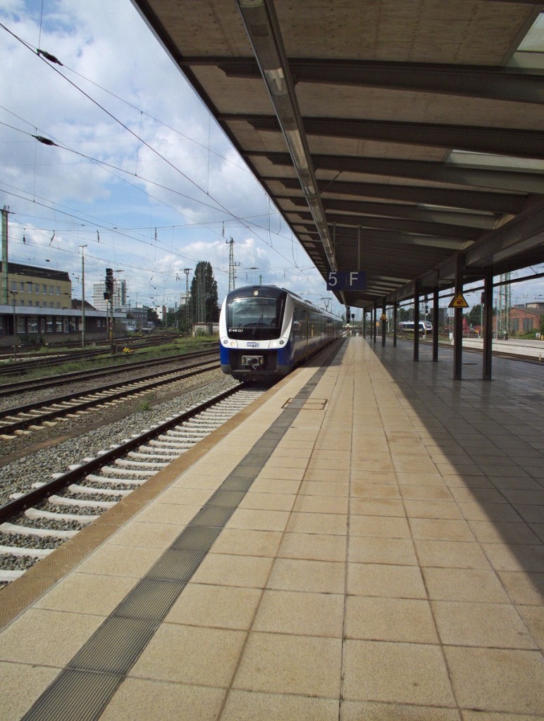 440 217 erreicht als RSB1 aus Richtung Bremen-Vegesack den Bremer Hauptbahnhof.