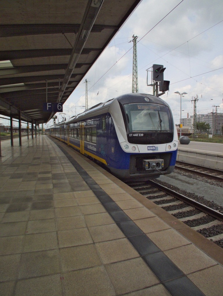 440 221 und 339 verlassen am 21.08.14 als RSB2 in Richtung Bremerhaven den Bremer Hauptbahnhof.