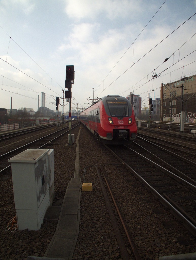 442 322 fährt am 6.3.14 als RE7 nach Schönefeld Frlughafen in Berlin Ostbahnhof ein.