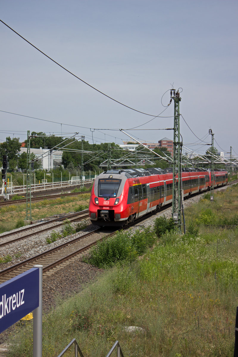442 328 und ein weiterer, dreiteiliger TALENT haben als RB10 ihr Ziel in Krze erreicht und werden in Sdkreuz am Bahnsteig wenden, um kurz darauf nach Nauen zurckzufahren.