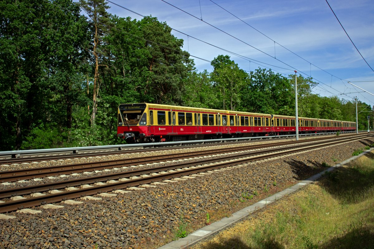 480 007 samt Anhang ist auf der  kurzen  S3 zwischen Erkner und Ostbahnhof unterwegs, hier kurz vor dem Halt in Friedrichshagen.