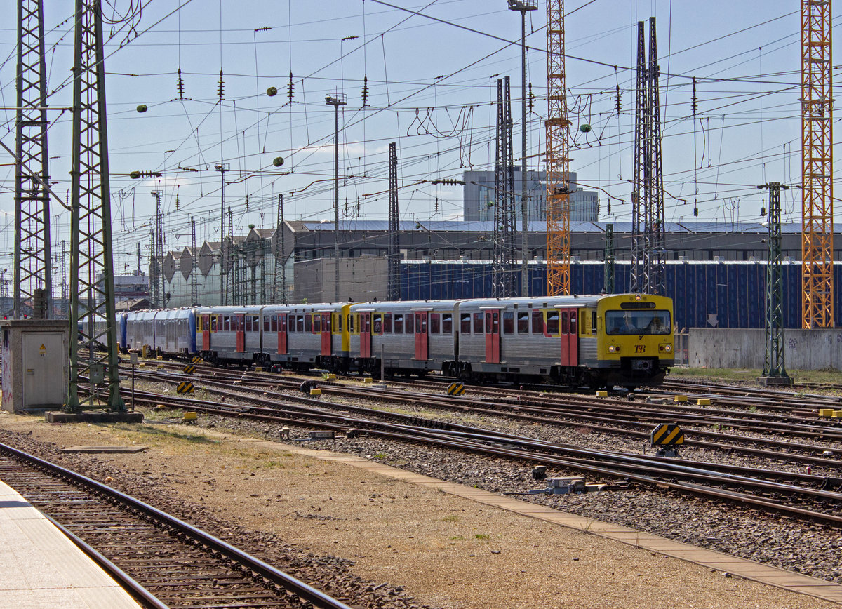 609 004 und 609 002 der HLB erreichen den Frankfurter Hauptbahnhof.
