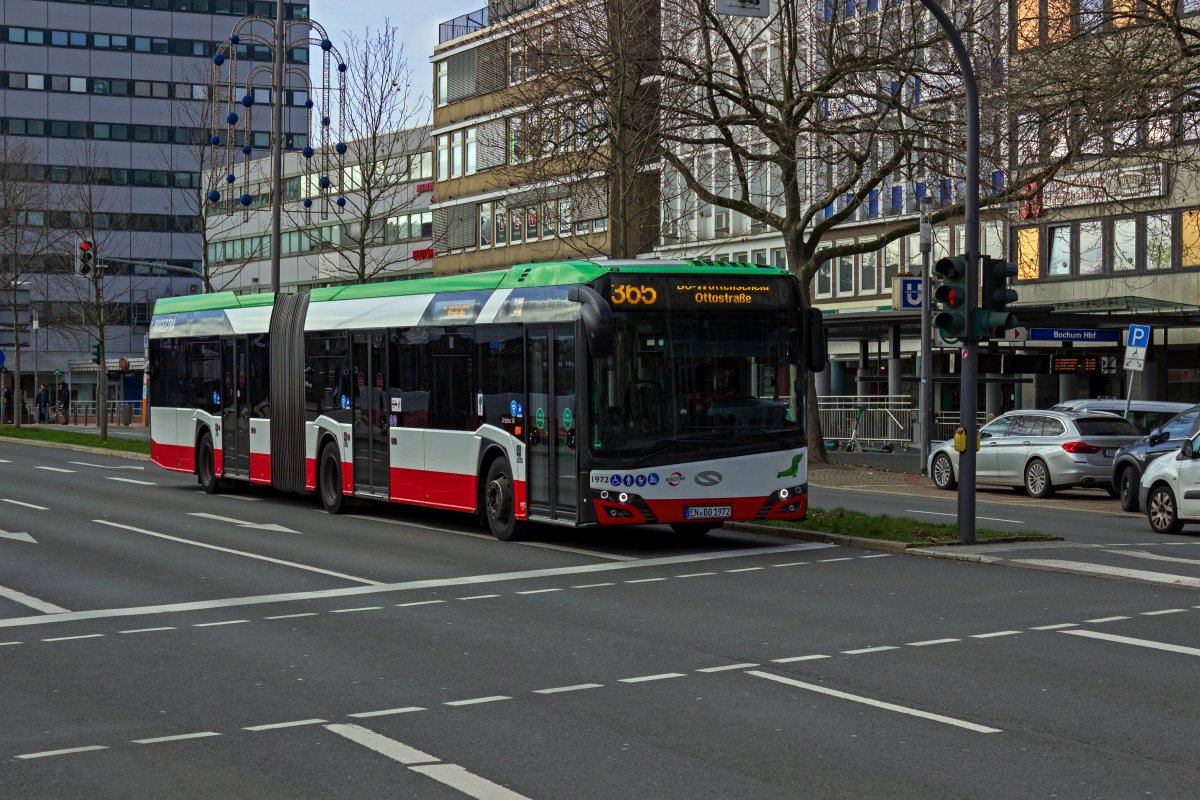 Als Fahrt der Linie 365 hat Wagen 1972 soeben den Busbahnhof am Hauptbahnhof verlassen und biegt nun auf die Massenbergstrae, einen verkehrsberuhigten Bereich in der Altstadt, der durch mehrere Buslinien erschlossen wird. 