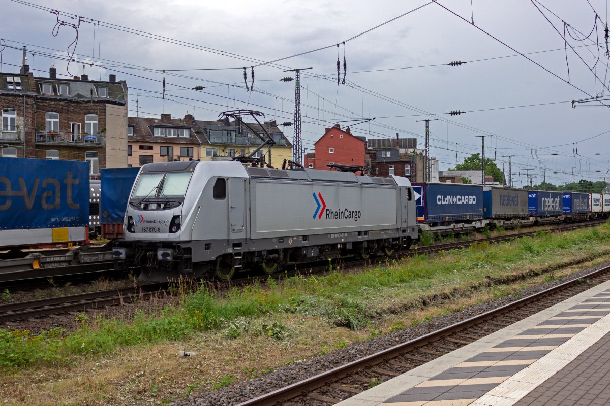 Als Leerfahrt war 187 070 von RHC am 08.07. vermutlich auf dem Weg zu einem der Klner Gterbahnhfe, um dort einen Zug zu bernehmen.