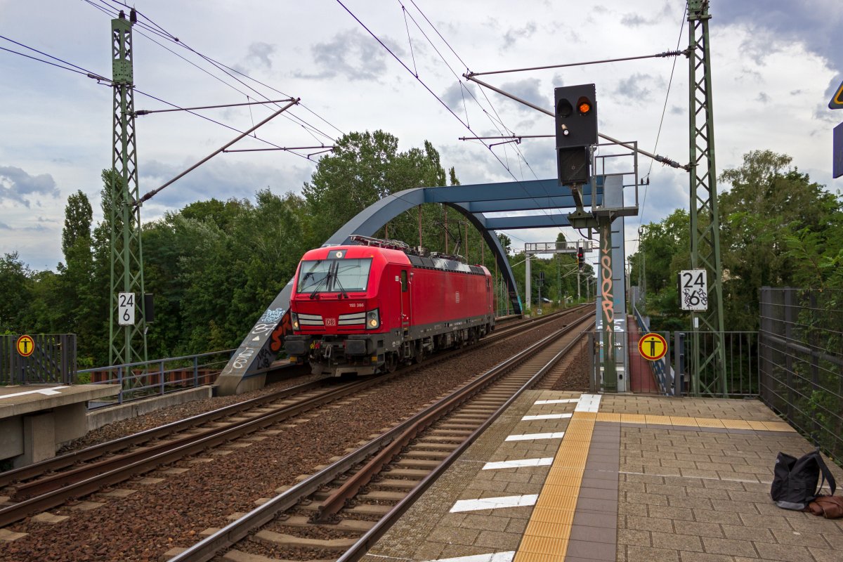 Als Lokleerfahrt rollt 193 386 am 28.08. durch den Erkneraner Bahnhof.