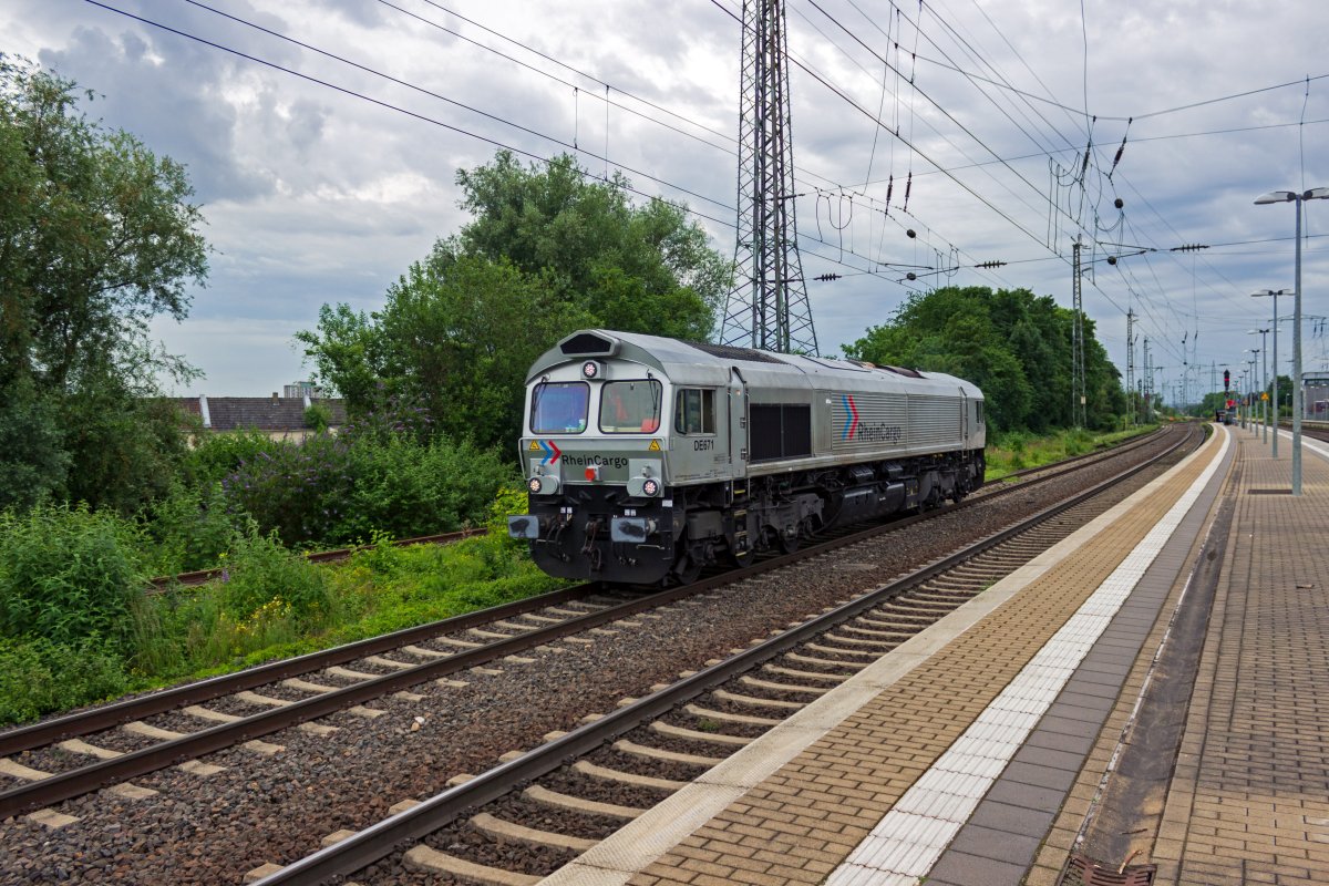 Als Lokleerfahrt war am 08.07.2021 DE671 von RHC (92 80 1266 071-0) in Hrth unterwegs.