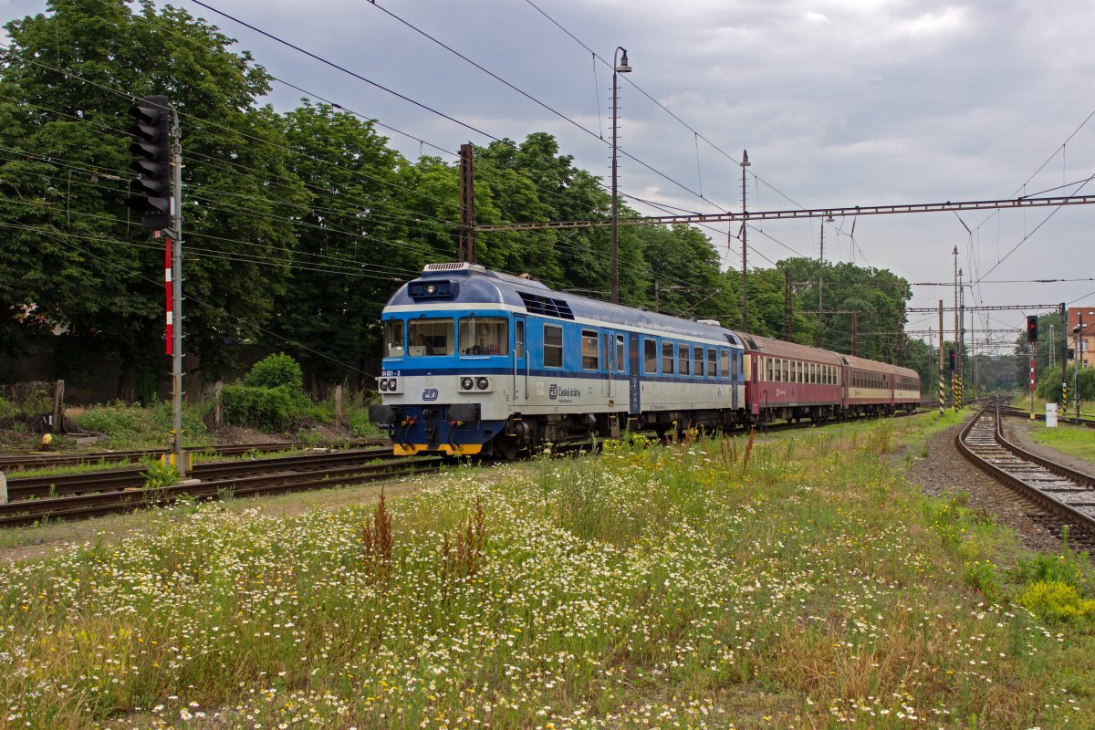 Als R 1141 von Turnov erreicht 854 031 Praha-Vysočany. An erster Stelle hinter dem Triebwagen luft ein Beiwagen, der abweichend von der beige-roten Standardlackierung in den Farben der ehemaligen Staatsbahn ČSD lackiert ist.