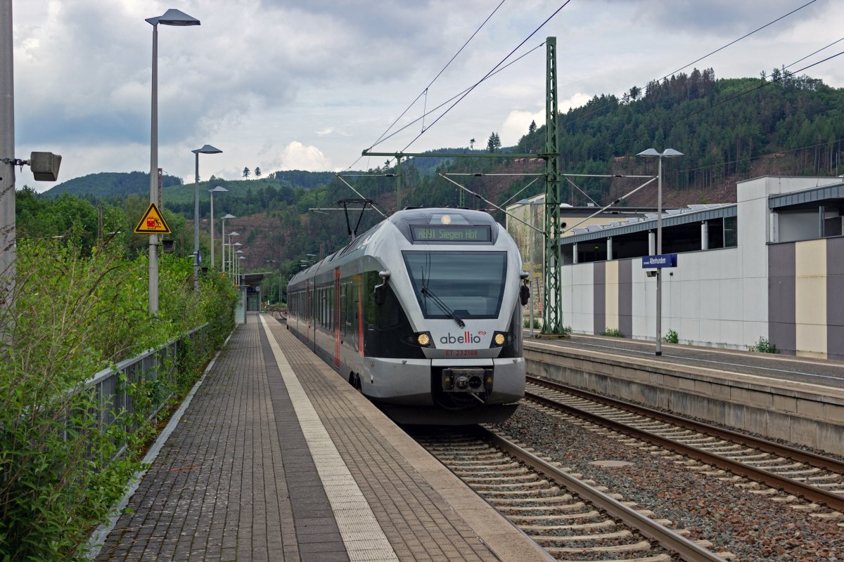 Als RB91 nach Siegen hat 427 107 einen kurzen Zwischenhalt in Altenhundem eingelegt und setzt nun die Fahrt in Richtung Sden fort.