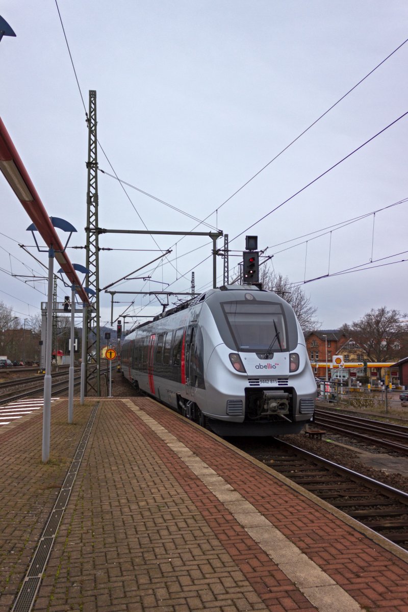 Als Regionalbahn aus Halle ist 9442 315 von Abellio Mitteldeutschland in Eisenach angekommen und rollt zum Umsetzen in das westliche Gleisvorfeld.