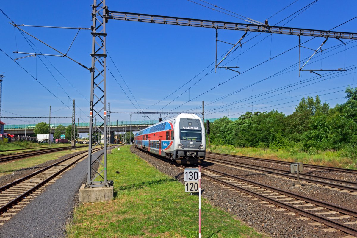 Als S1 nach Česk Brod fhrt der CityElefant 471 026 am 25.06.2019 in Praha-Běchovice ein.