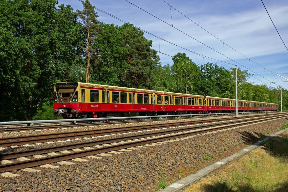 Als S3 zum Ostbahnhof werden 480 066 und drei weitere 480-Einheiten in Krze in Friedrichshagen halten.