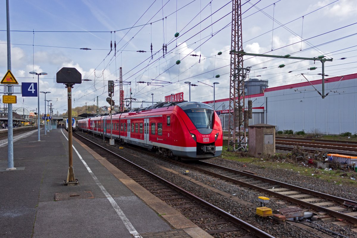 Als S8 nach Mnchengladbach verlsst 1440 306 zusammen mit einem weiteren 1440 am 03.04.21 Wuppertal-Oberbarmen.