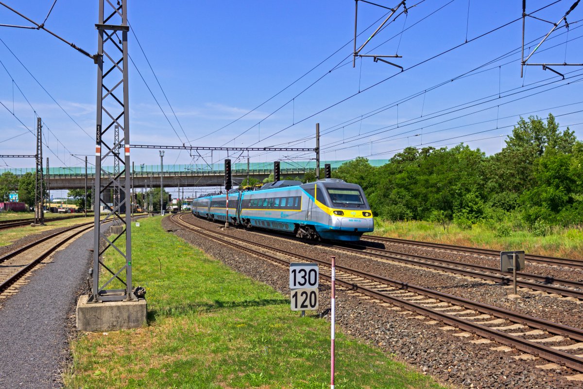 Als SC 507 nach Ostrava durchfhrt die Pendolino-Einheit 680 001 den Bahnhof Běchovice.